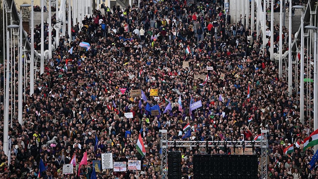 Тисячі людей на протесті в Будапешті проти закону, що забороняє щорічні ЛГБТ-марші, 1 квітня 2025 року