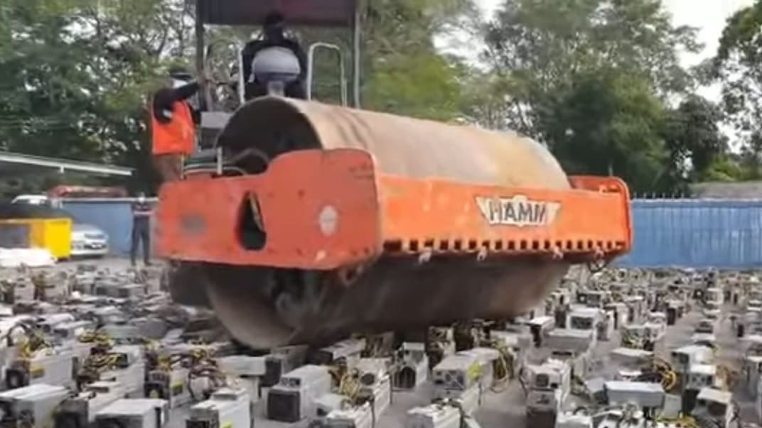 Процес ліквідації пристроїв для майнінгу, конфіскованих поліцією малазійського міста Мірі. 16 липня 2021 року