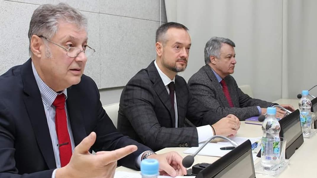 Сергей Кузяра (посредине)