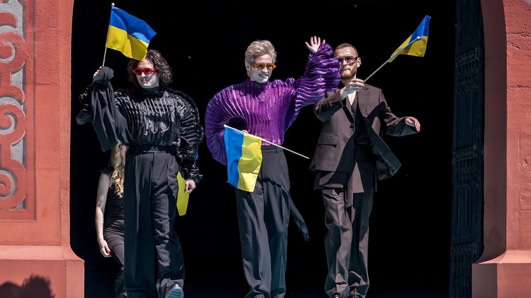 Український гурт Ziferblat, що представляє Україну з піснею «Bird of Dray», йде бірюзовим килимом біля Базельської ратуші під час церемонії відкриття «Євробачення-2025»