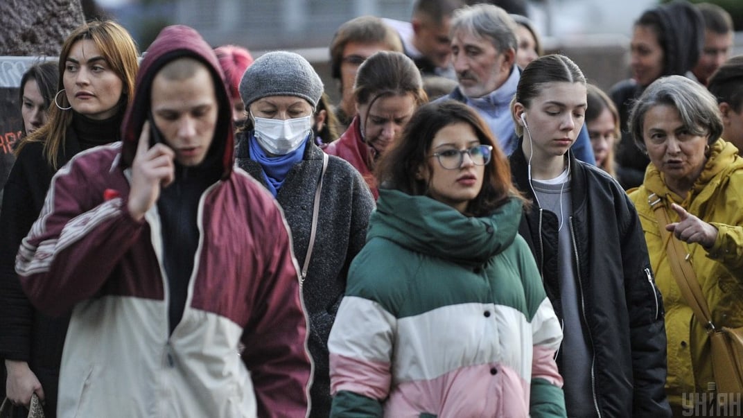 Иллюстративная фотография. Прохожие на улице в Киеве в октябре 2021 года