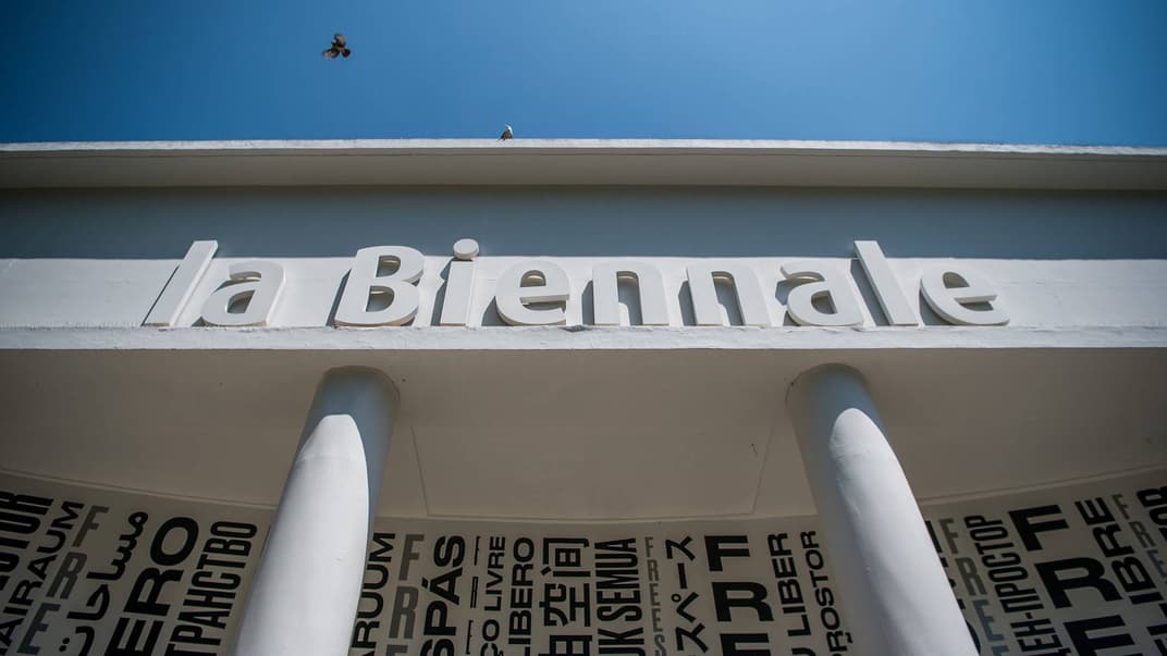 Українські митці сперечаються через те, чий проект буде представляти Україну на Венеційській бієнале (на фото — вхід до італійського павільйону на 16-й Венеціанській бієнале у Венеції, Італія, 24 травня 2018 року)