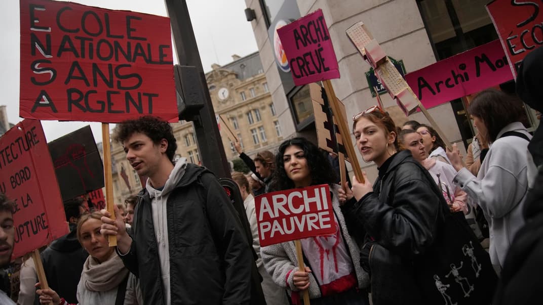 Участники протеста против повышения пенсионного возраста, Париж, 9 марта 2023 года