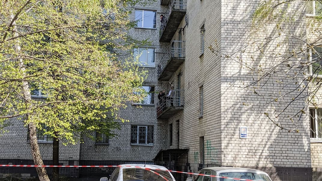 Мешканці гуртожитку у Вишневому на балконах, Київська область, 23 квітня 2020 року. Тестування лабораторного центру МОЗ підтвердило коронавірусне захворювання COVID-19 у 78 людей в гуртожитку