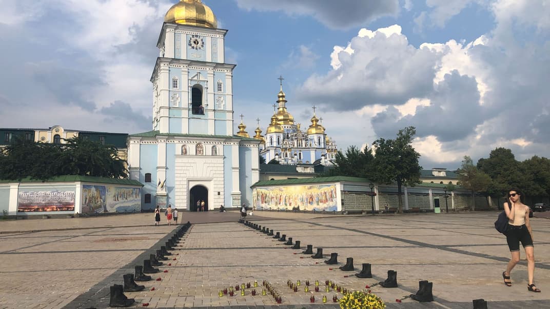 В Киеве на Михайловской площади почтили память погибших в катастрофе самолета Ил-76 в 2014 году