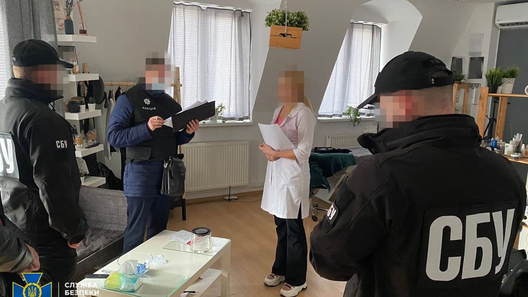 Оголошення підозри лікарці, якій інкримінують підроблення COVID-сертифікатів