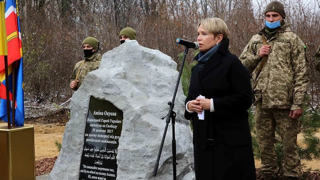 Мать Амины Окуевой на открытии мемориала дочери, Киевская область, 3 декабря 2020 года