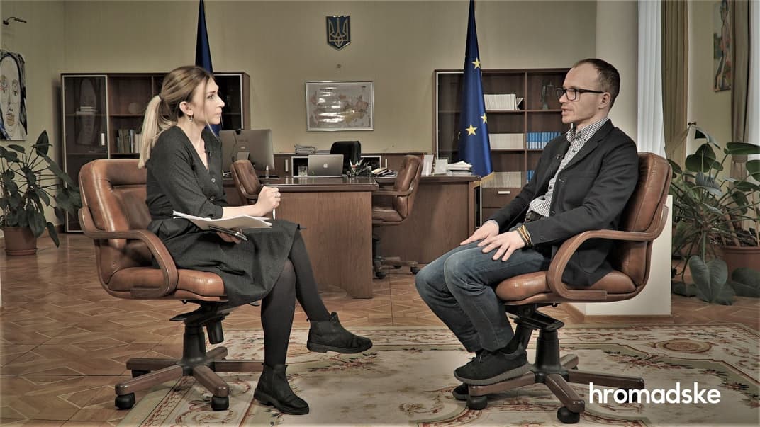 Журналістка hromadske ВікторіяРощина (ліворуч) та міністр юстиції Денис Малюська, 11 травня 2020 року