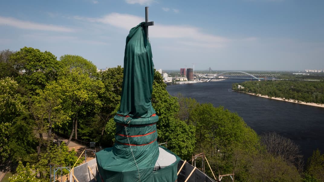 Пам'ятник князю Володимиру Великому, який був споруджений майже 200 років тому, загорнутий у тканину, щоб захистити його від російських обстрілів у Києві