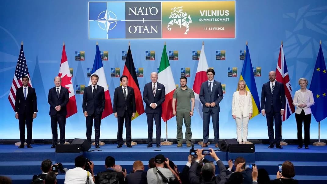 Лидеры стран G7 и президент Украины Владимир Зеленский на саммите НАТО в Вильнюсе 12 июля 2023 года