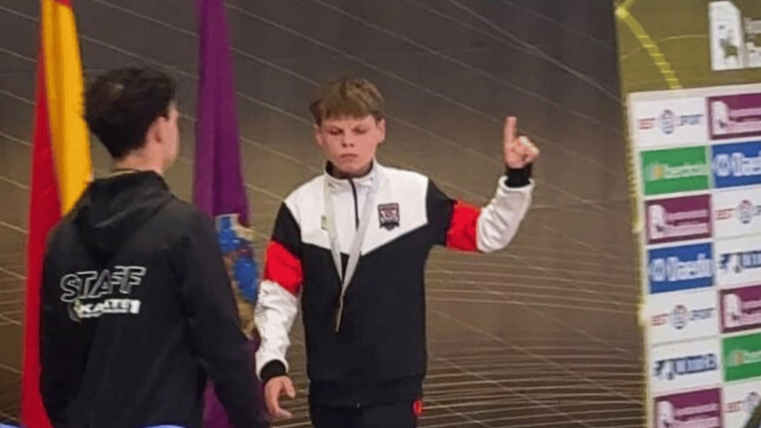 Український каратист Євген Мельник залишає церемонію нагородження, відмовившись потиснути руку росіянину