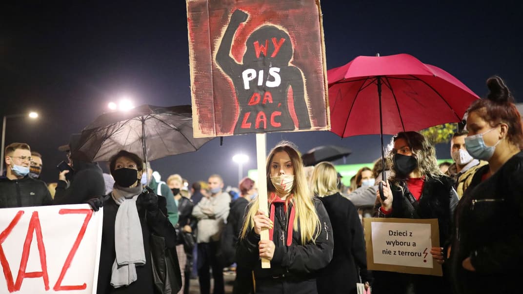 Протестующие перекрывают улицы во время протеста против ужесточения закона об абортах, Плоцк, Польша, 26 октября 2020 года