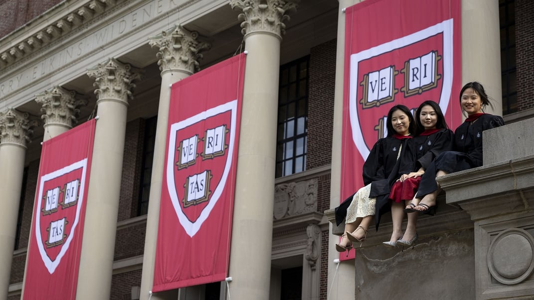 Ілюстративне фото. Випускниці Гарвардського університету позують біля корпусу університету, 28 травня 2025 року