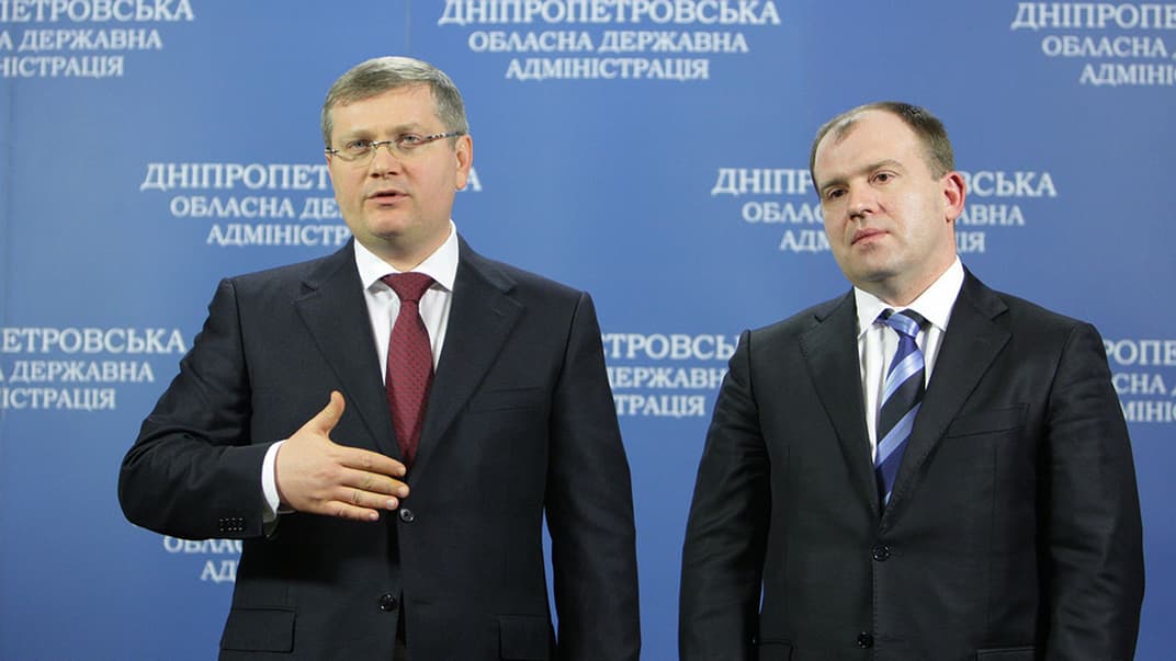Колишні керманичі Дніпропетровської облдержадміністрації Олександр Вілкул (ліворуч) та Дмитро Колєсніков (на фото — Вілкул, якого призначили віце-прем'єр міністром України представляє нового очільника Дніпропетровської ОДА — Колєснікова, Дніпро, 25 грудня 2012 року)