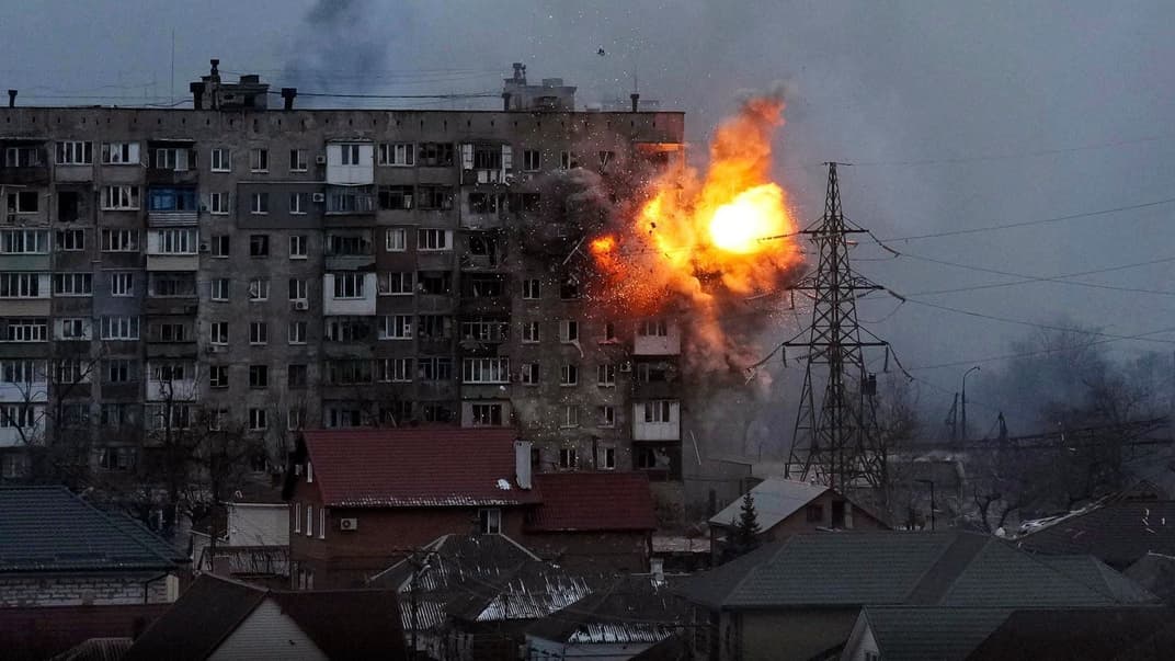 Взрыв от попадания снаряда в жилой дом в Мариуполе, 11 марта 2022 года