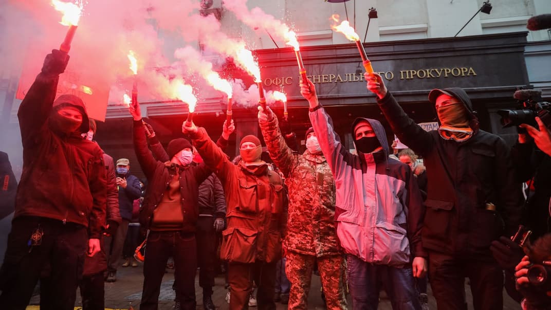 Протестующие жгут файеры во Офисом генпрокурора, требуя освобождения активиста Сергея Стерненко и отставки генпрокурора Ирины Венедиктовой, Киев, 27 февраля 2021 года.