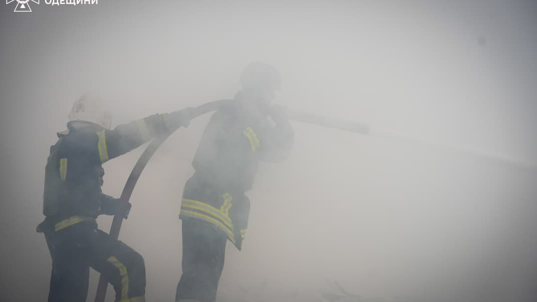 Спасатели работают на месте российского обстрела Одессы, 24 апреля 2024 года