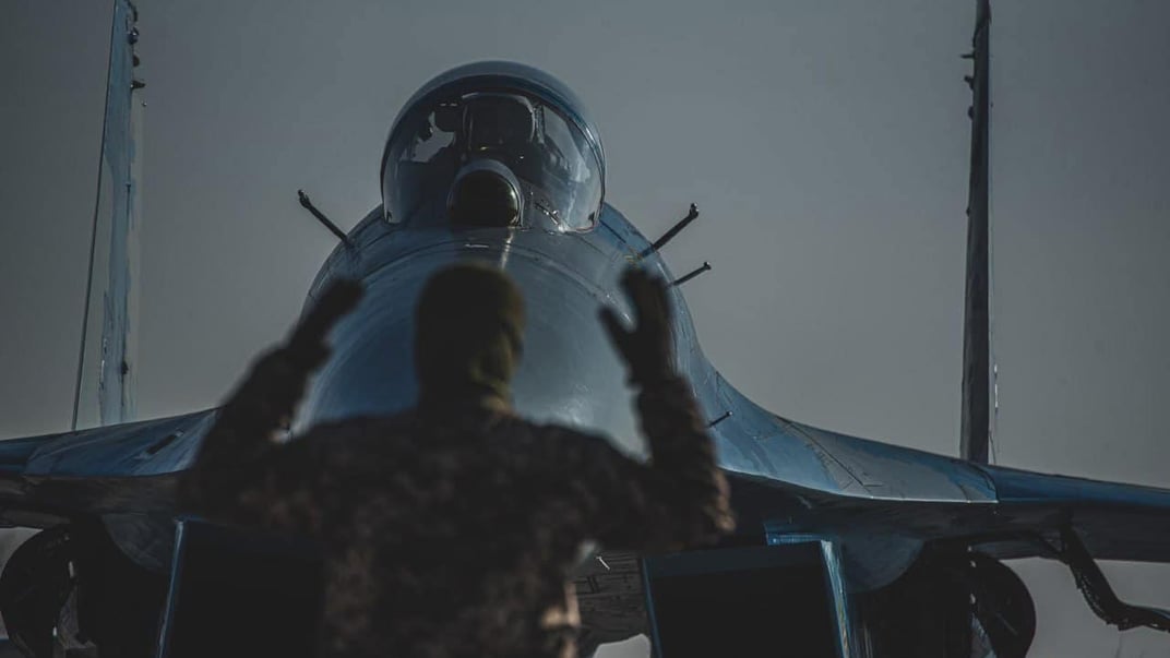 Військовослужбовці біля авіації