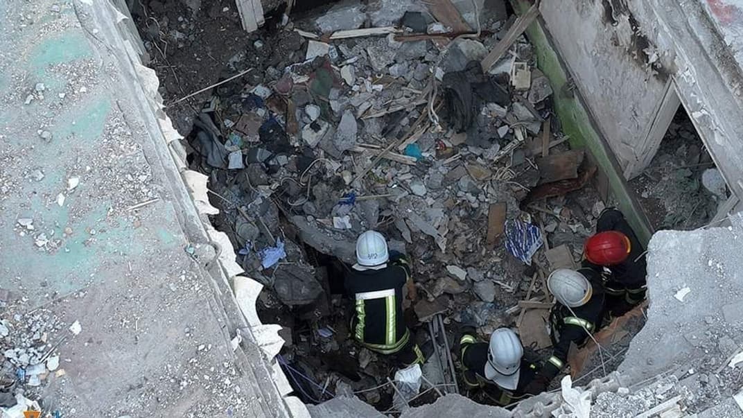 Спасатели продолжают работу на месте уничтоженной ракетным ударом многоэтажки в Николаеве