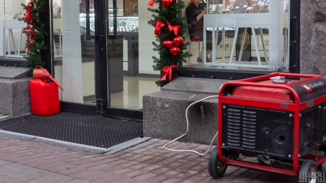 Ілюстративне фото. Генератор на вулиці біля магазина в Києві, 8 грудня 2025 року