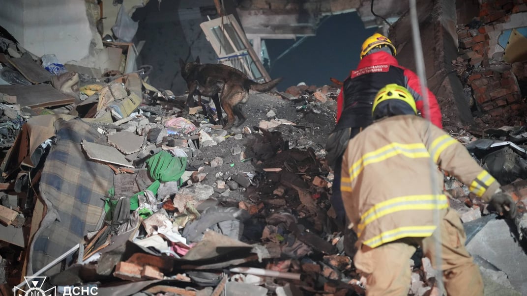 Спасатели работают на месте российских атак в Одессе, 27 января 2026 года