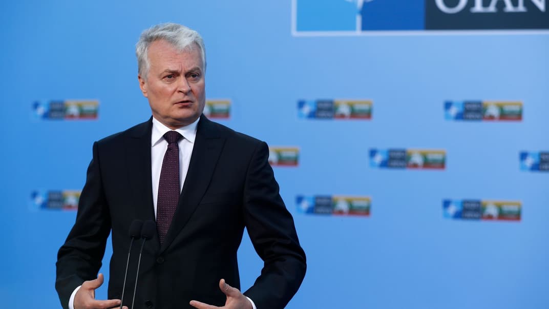 Президент Литви Гітанас Науседа спілкується із журналістами на саміті НАТО у Вільнюсі, Литва, 12 липня 2023 року