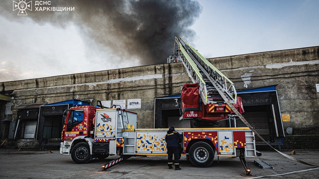 Рятувальники працюють на місці пожежі, яка виникла через російський обстріл, Харків, 14 квітня 2025 року