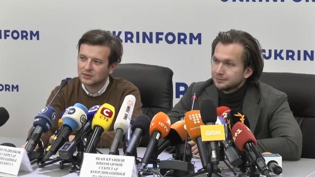 Прессекретар Координаційної ради білоруської опозиції Антон Родченков (зліва) та її виконавчий директор Іван Кравцов під час пресконференції, Київ, Україна, 8 вересня 2020 року