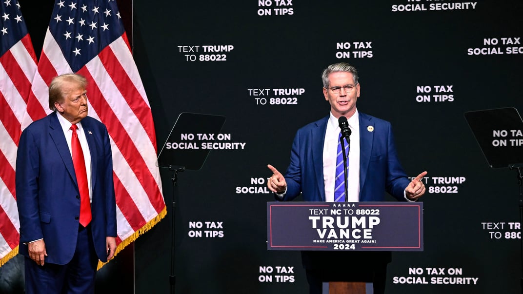 Дональд Трамп слушает речь Скотта Бессента, 14 августа 2024 года