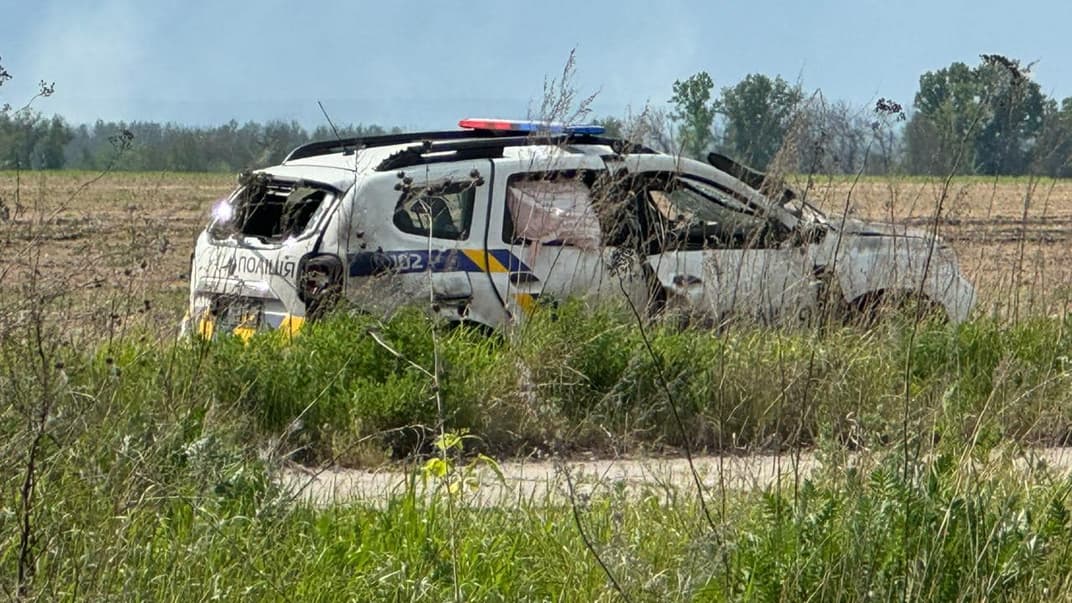 Повреждённый в результате российской атаки 21 мая автомобиль полиции