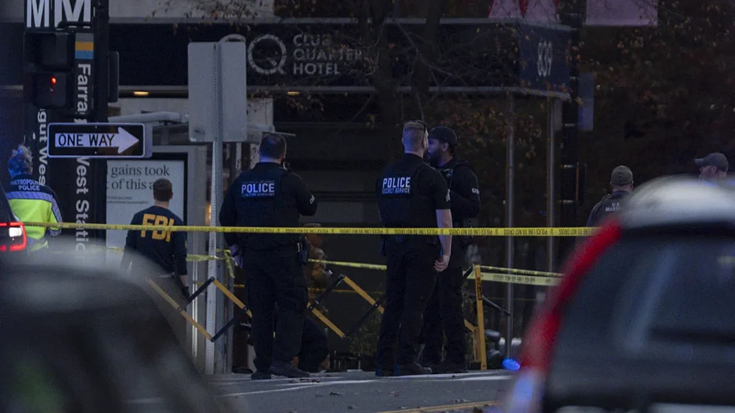 Поліціянти працюють на місці стрілянини у Вашингтоні, унаслідок якої загинули двоє нацгвардійців, 26 листопада