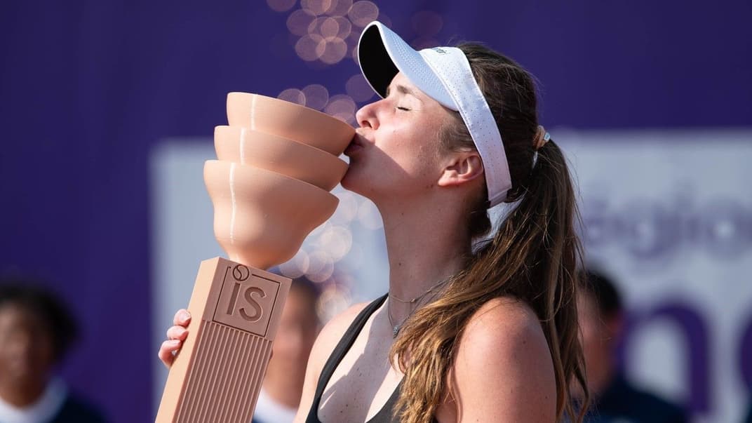 Элина Свитолина целует кубок после победы в турнире