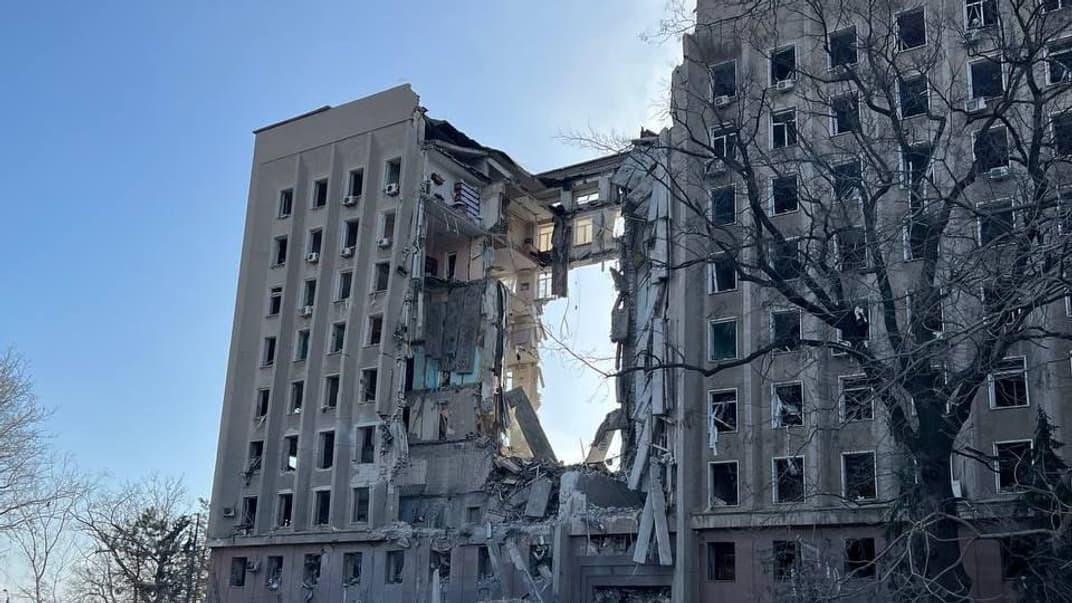 Здание Николаевской ОГА после обстрела