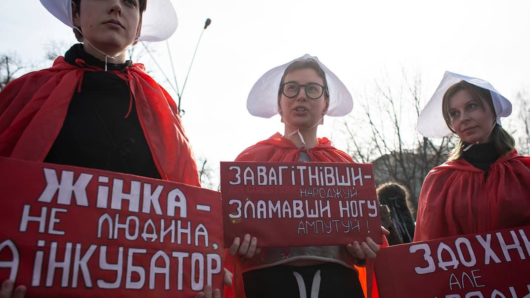 «Ні насильству, домаганням, зґвалтуванням!» — як у Києві відбувався Марш за права жінок (ФОТОРЕПОРТАЖ)
