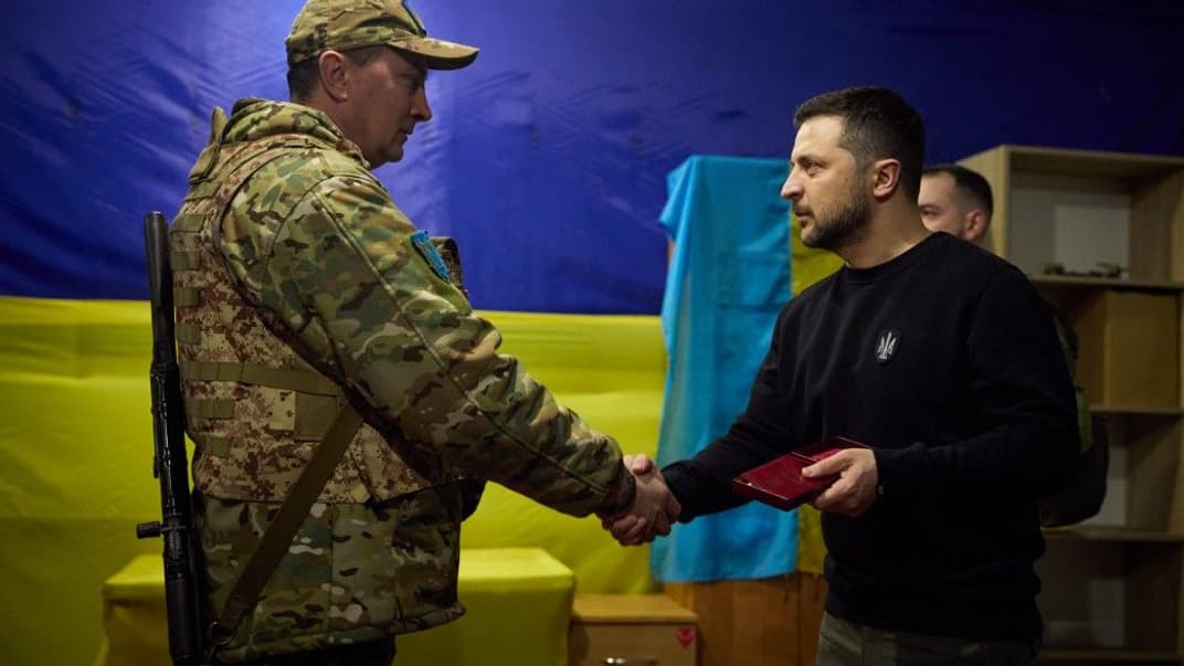 Президент Украины Владимир Зеленский награждает украинского военного во время поездки на передовые позиции в Запорожской области, 27 марта 2023 года