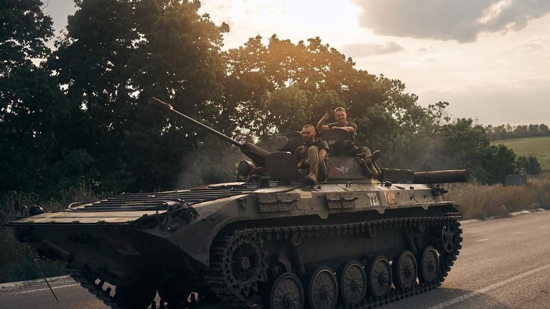 Українські військові їдуть на бойовій машині, ілюстративне фото