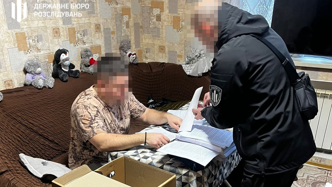 ДБР затримало підозрюваних у розкраданні понад 101 млн грн на закупівлях паливної деревини для ЗСУ
