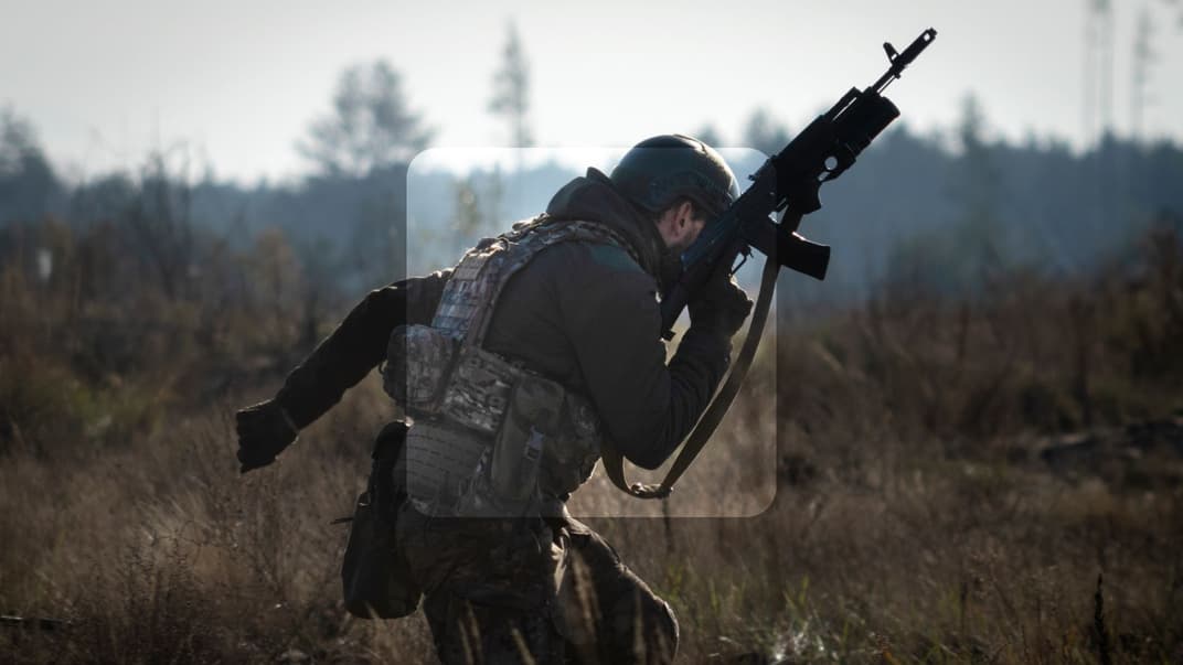 Военнослужащий 1 бригады Нацгвардии Украины «Буревий» тренируется во время боевой подготовки на военном полигоне на севере Украины, 3 ноября 2023 года