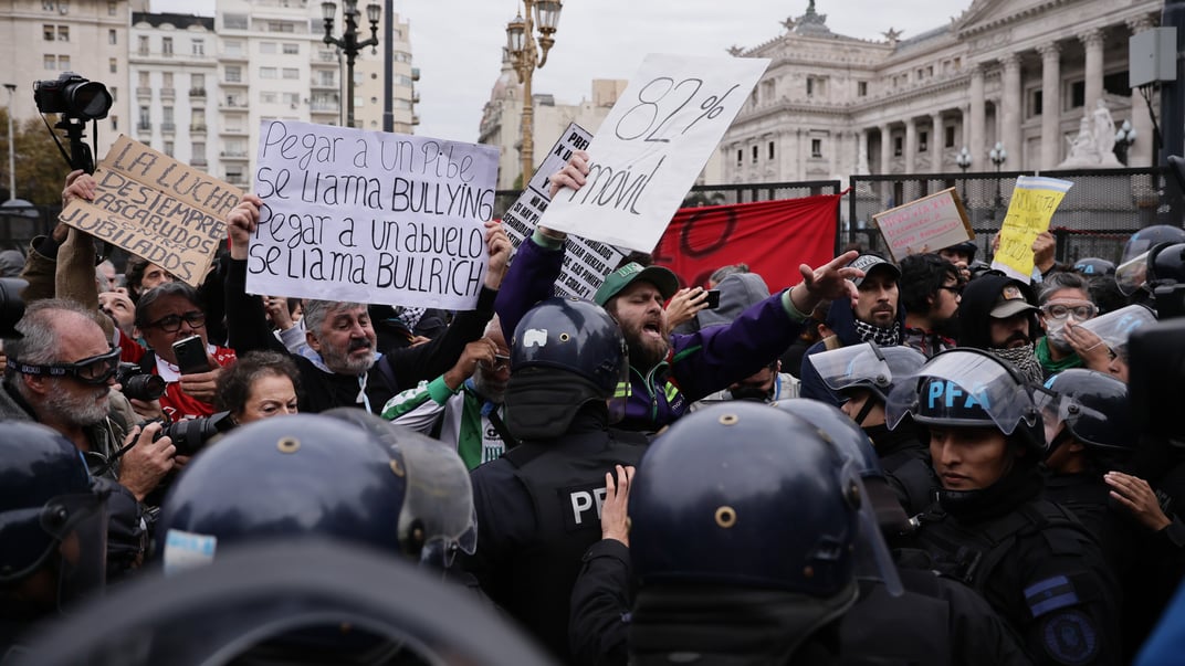 Сутичка між протестувальниками та поліцією на мітингу в Буенос-Айресі, Аргентина, 21 травня 2025 року