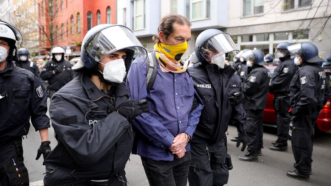 В Берлине полиция задержала более 100 человек, протестовавших против карантинных ограничений, 25 апреля 2020