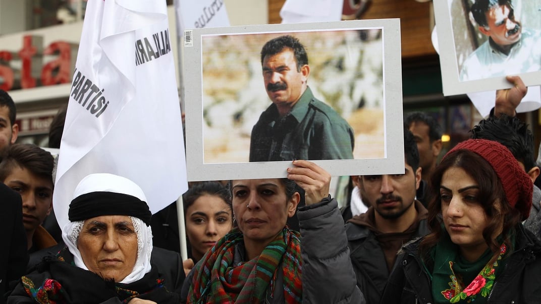 Члени курдської громади тримають портрети засудженого лідера Робочої партії Курдистану (РПК) Абдулли Оджалана під час демонстрації в Анкарі 15 лютого 2015 року