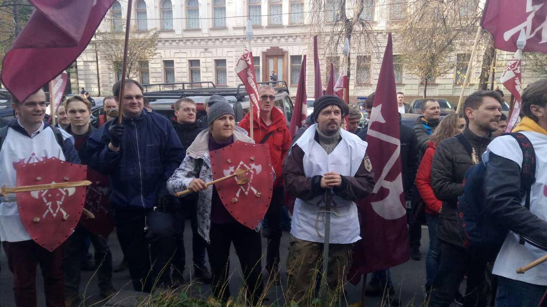 Представники низки бізнес-асоціацій вимагають ухвалити законопроект про податок на виведений капітал під будівлею комітету Верховної Ради з питань податкової та митної політики