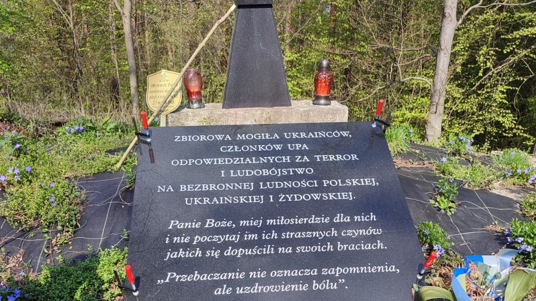 Нова меморіальна дошка на честь воїнів УПА на горі Монастир у Польщі