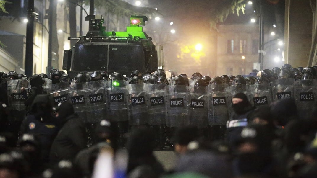 Ілюстративне фото. Поліція блокує шлях демонстрантам під час мітингу біля будівлі парламенту у Грузії, 30 листопада 2024 року