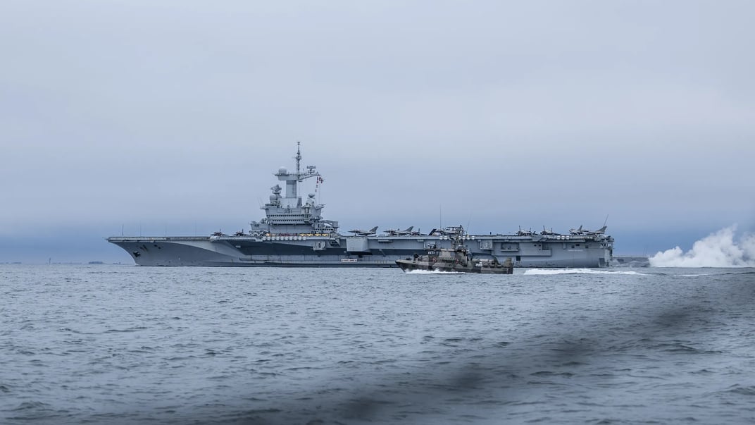 Шведський корабель HMS Rapp поруч із французьким авіаносцем «Шарль де Голль»