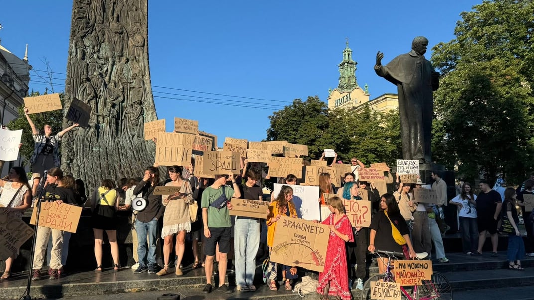 Люди у Львові протестують проти законопроєкту №12414