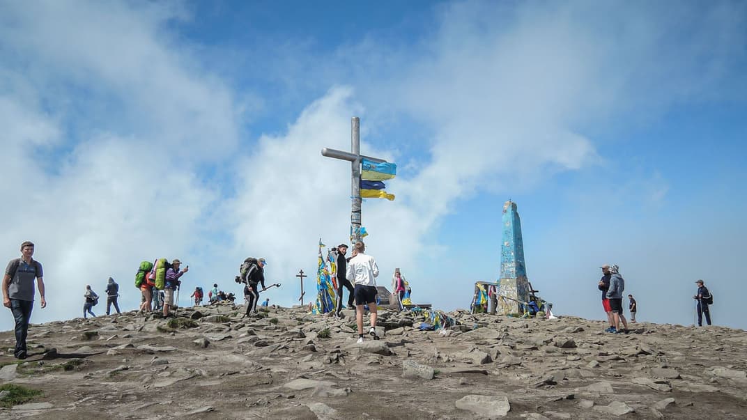 Туристы на вершине самой высокой горы Украинских Карпат — Говерлы