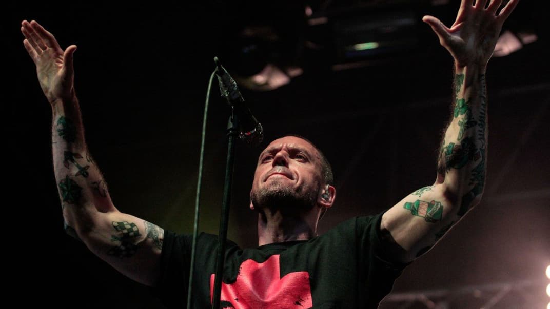 Лідер музичного колективу «BRUTTO», екс-соліст білоруської групи «Ляпіс Трубецкой» Сергій Міхалок під час концерту в рамках проведення Міжнародного фестивалю татуювання «Tattoo Collection 2015» у Києві, 23 травня 2015 року