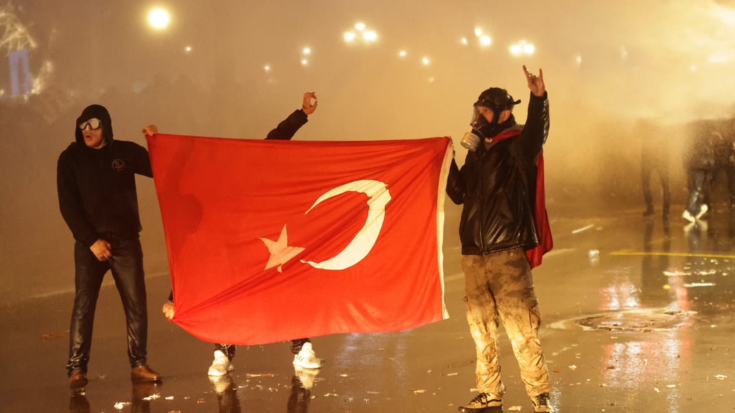 Протестувальники тримають прапор Туреччини під час зіткнень із поліцією на акції підтримки арештованого мера Стамбула Екрема Імамоглу, Анкара, 23 березня 2025 року