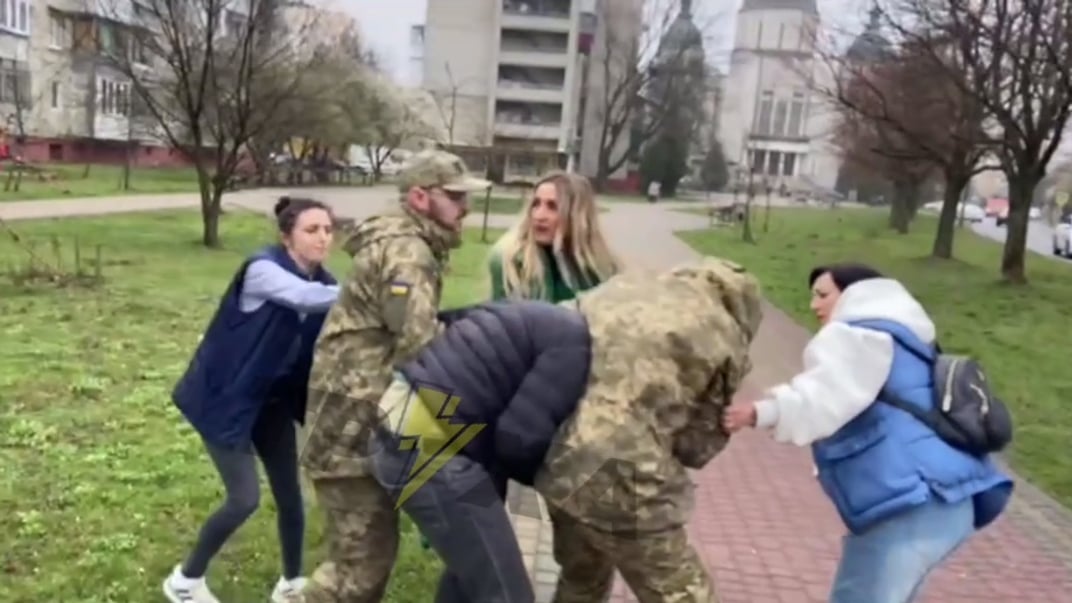 Жінки відтягують військових ТЦК від цивільного чоловіка у Львові, 1 квітня